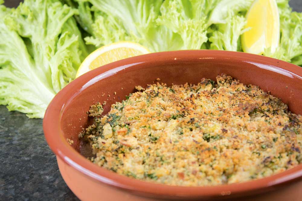 Mit einer Scheibe Zitrone servieren. Zum Schlemmerfilet passt zum Beispiel grüner Salat und ein Butterbaguette mit Meersalz.