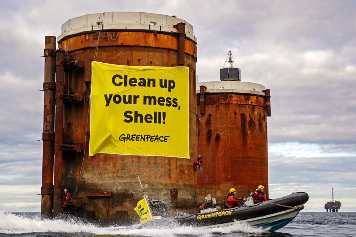 Greenpeace-Aktivisten aus den Niederlanden, Deutschland und Dänemark bestiegen zwei Ölplattformen im Shell-Feld Brent, um friedlich gegen die Pläne des Unternehmens zu protestieren, Teile alter Ölstrukturen mit 11.000 Tonnen Öl in der Nordsee zu belassen.