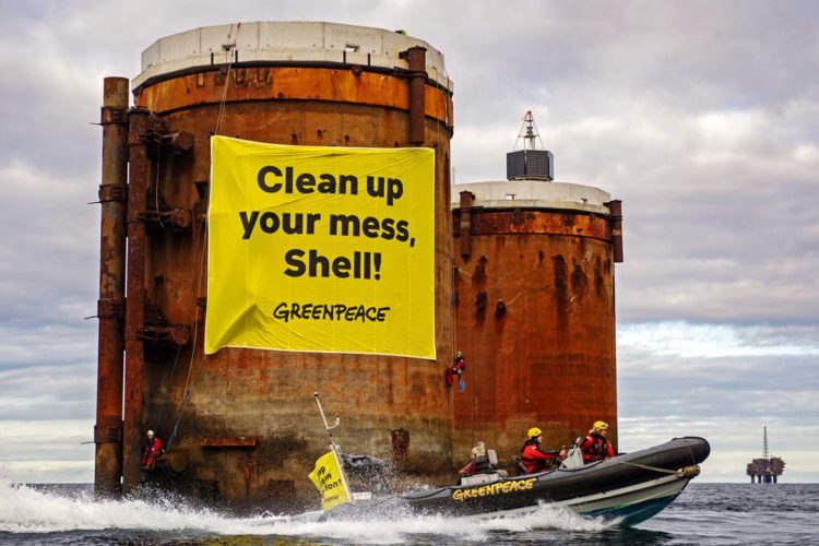 Greenpeace-Aktivisten aus den Niederlanden, Deutschland und Dänemark bestiegen zwei Ölplattformen im Shell-Feld Brent, um friedlich gegen die Pläne des Unternehmens zu protestieren, Teile alter Ölstrukturen mit 11.000 Tonnen Öl in der Nordsee zu belassen.