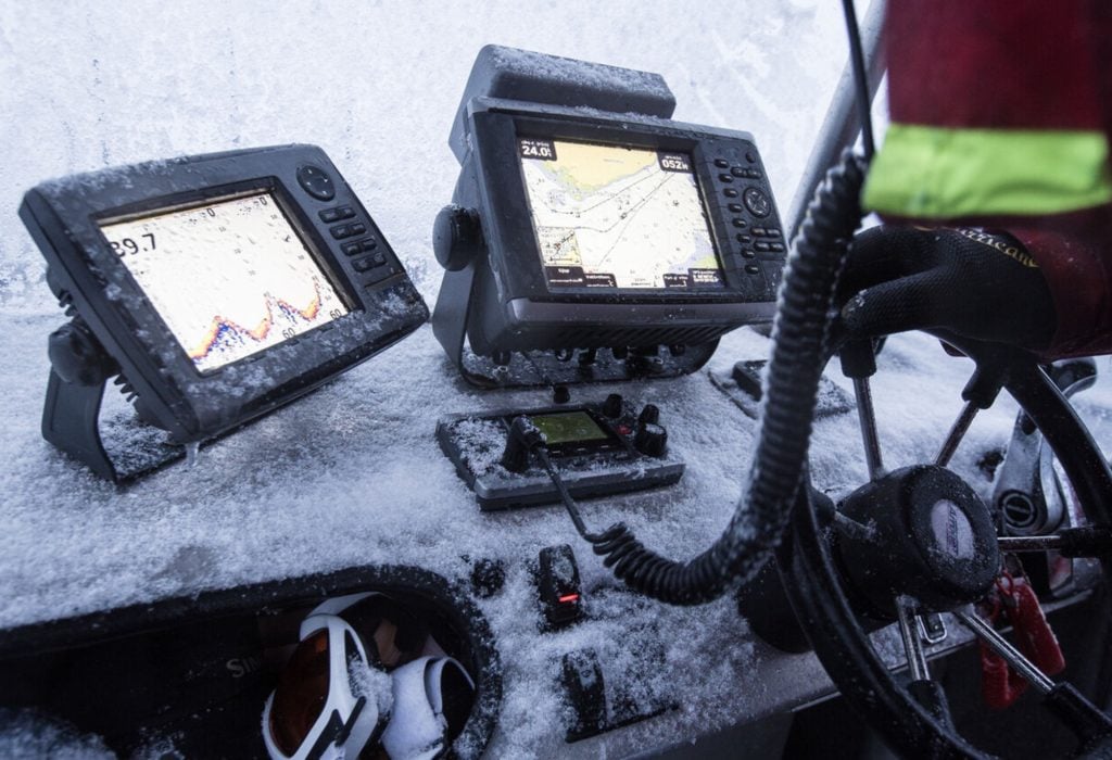 Eis und Schnee überziehen das Boot, das gehört beim Skrei dazu – und auch ein gutes Echolot! Den der Schwarm zieht umher und muss gefunden werden. Foto: M. Arnham