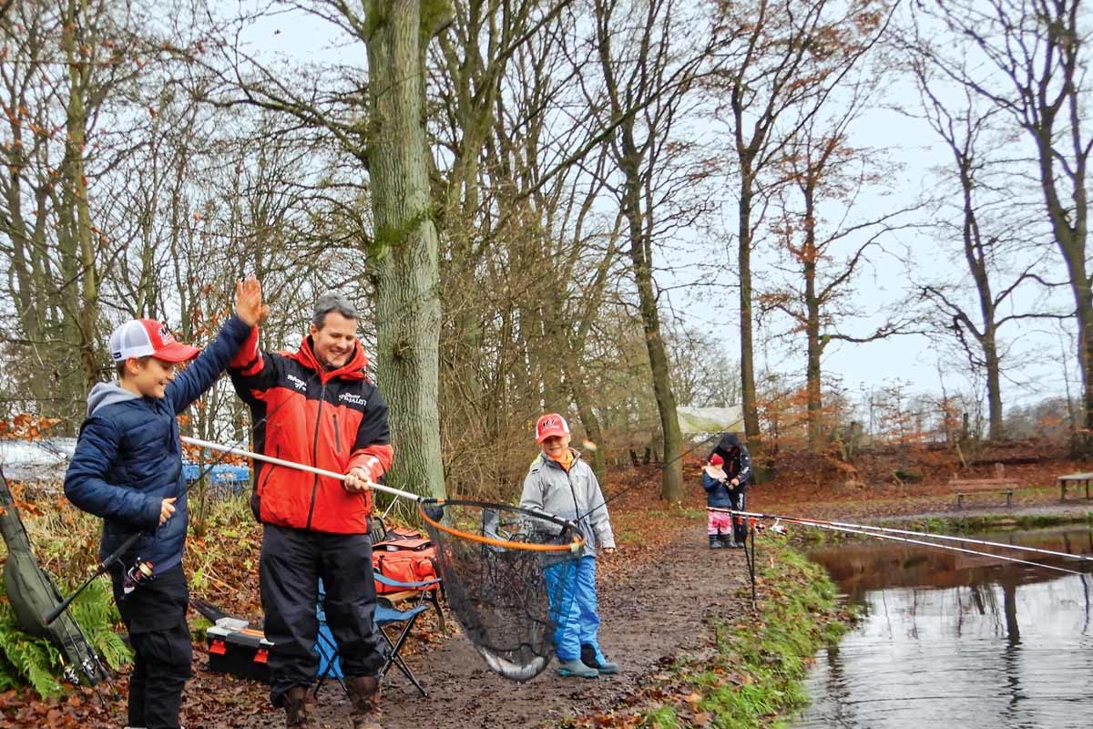 High Five! Alles richtig gemacht – die erste Forelle des Tages liegt im Kescher. Foto: F. Schlichting