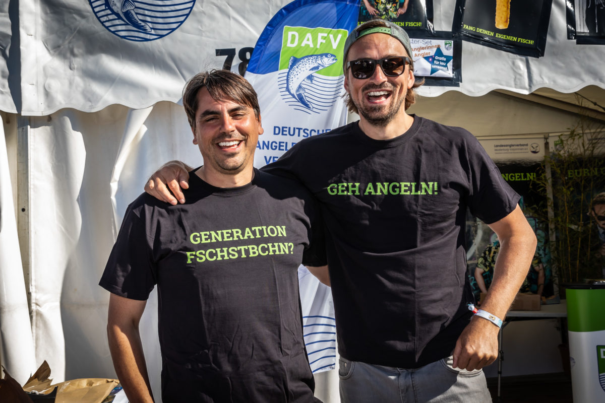 Prof. Dr. Robert Arlinghaus (links) zusammen mit Alexander Seggelke, Geschäftsführer des DAFV auf der Messe Fishing Masters Show 2019, wo er im Rahmen des Boddenhecht-Projektes am DAFV Stand in der Wissenschaftskommunikation aktiv war.