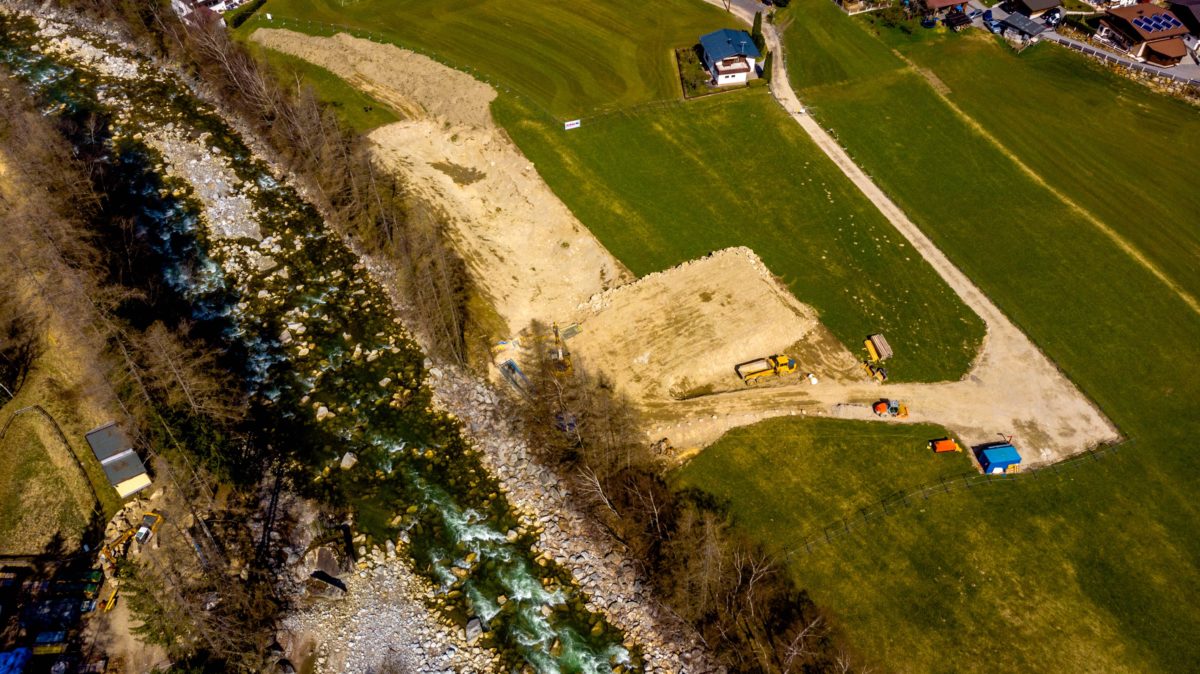 Die Drone zeigt: die Öztaler Ache in Tirol wird von Bauarbeiten für das neue Kraftwerk Tumpen-Habichen belegt – und dies, obwohl ein gerichtliches Verfahren noch anhängig ist... Foto: Pistyll Productions