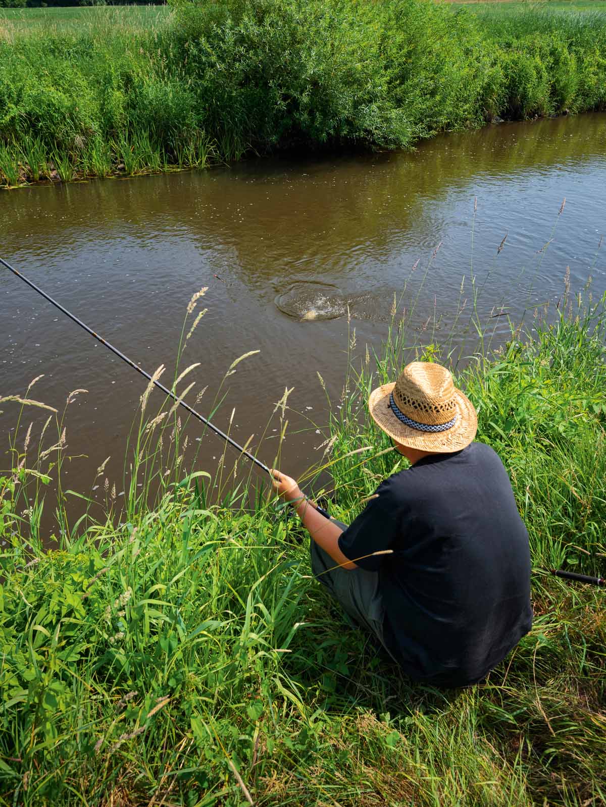 Zum Drillen geht André dem Fisch entgegen. Besonders große Exemplare am dünnen 12er Vorfach gegen die Strömung zu sich heranzuziehen, ist so gut wie unmöglich.