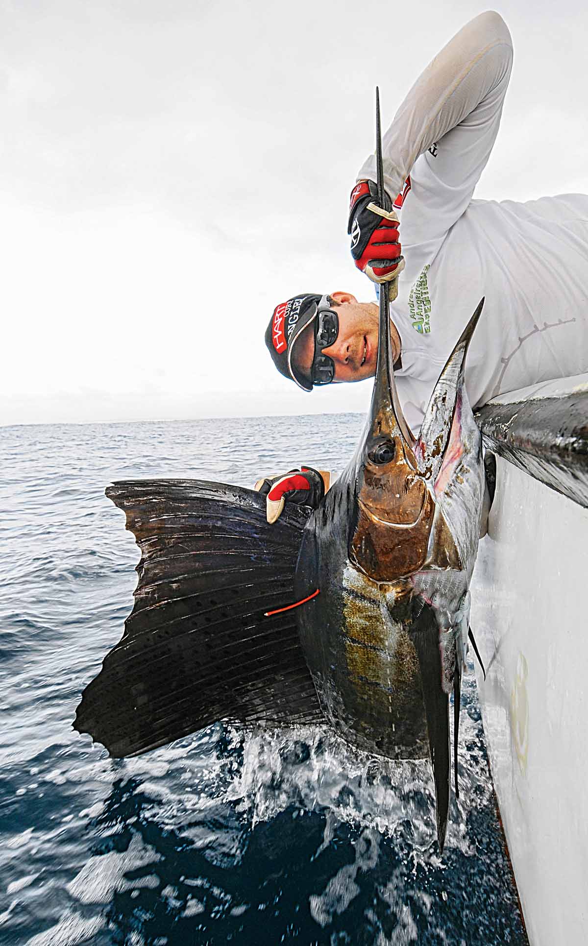 Andreas Knausenberger mit angeworfenem Sail aus Kenia