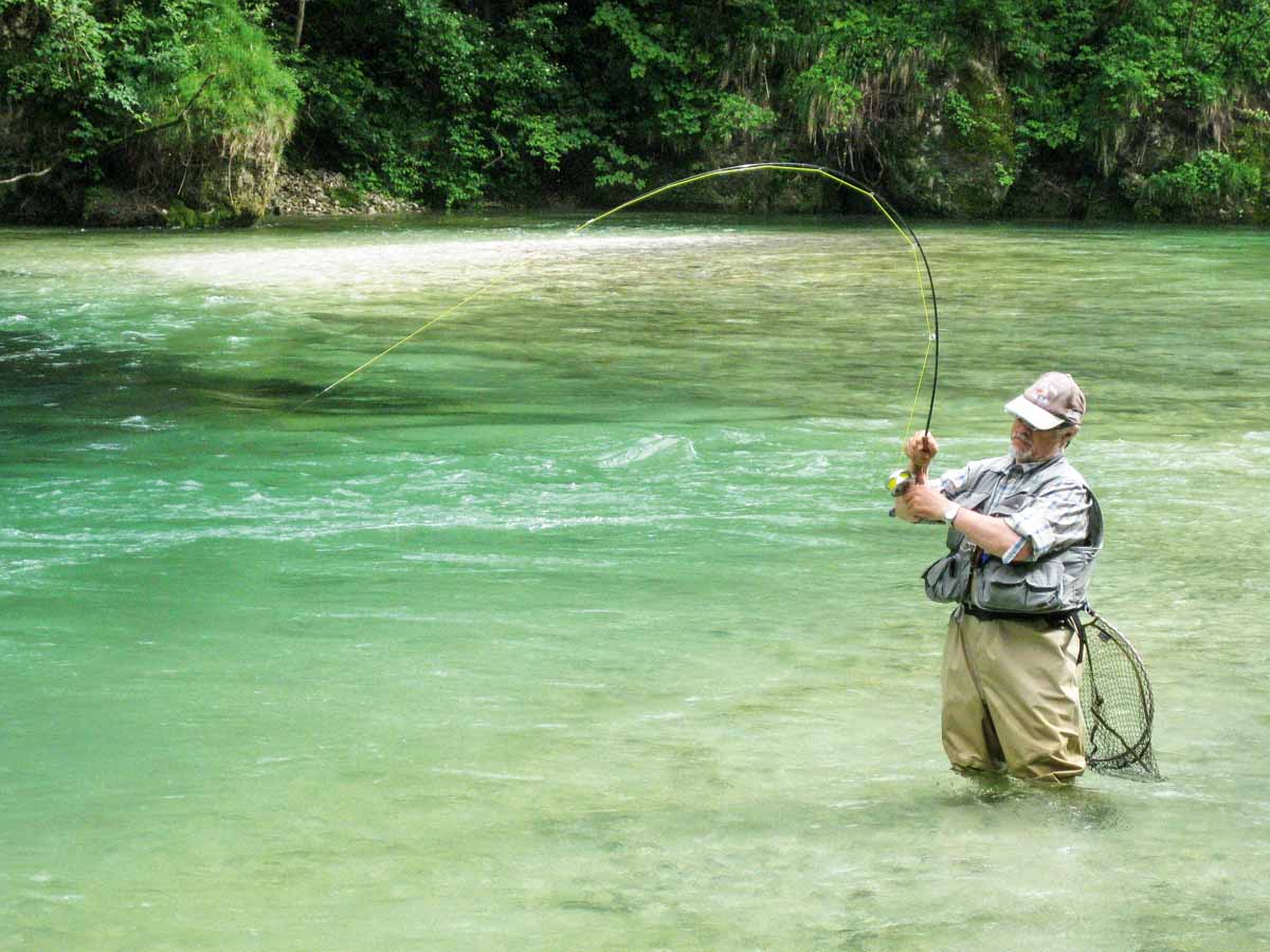 Eine gute Bachforelle kam im schnellen Wasser am Eingang des Pools aus zwei Metern Tiefe nach oben, um den Stimulator zu fressen. Foto: H. Bayler