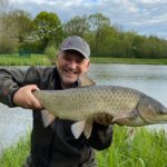 Wer hätte gedacht, dass in einem nur 100 mal 30 Meter großen Regenrückhaltebecken solche Fische leben? Der Lachs-Griff ist übrigens Absicht – „Graser sind veganer Lachs-Ersatz!“ Foto: K. Werner