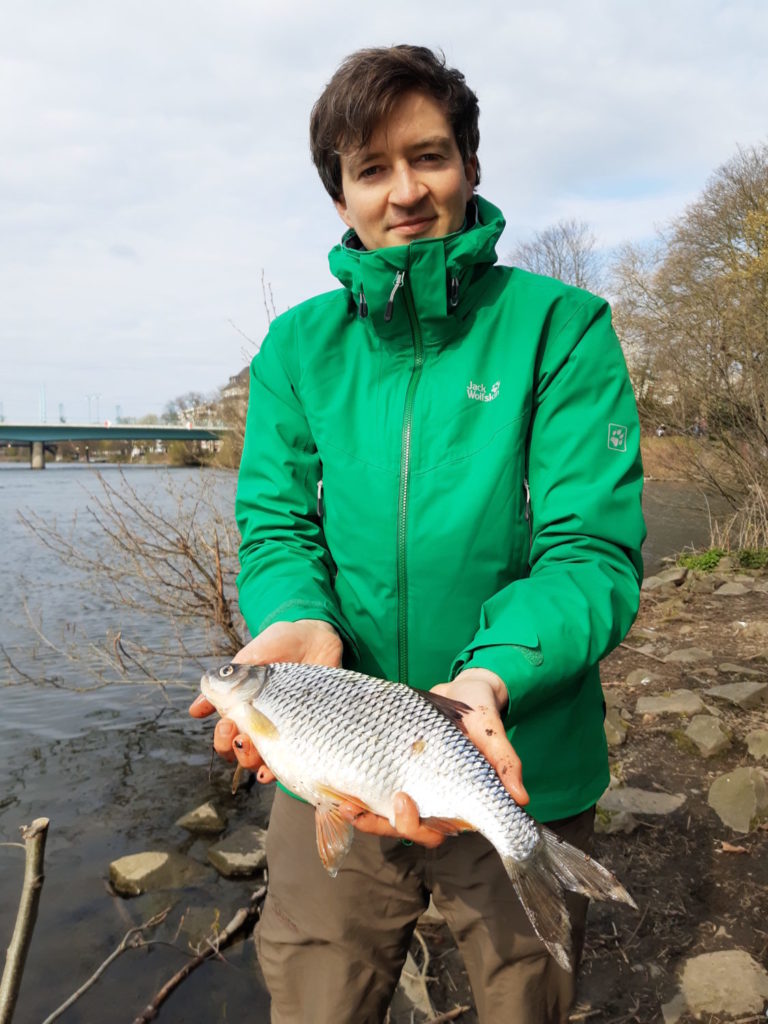 Es muss nicht immer Raubfisch sein: Mit diesem Rotauge von 40 Zentimetern aus der Ruhr ist Christian Erdmann weit vorn mit dabei. Foto: BLINKER-Hitparade