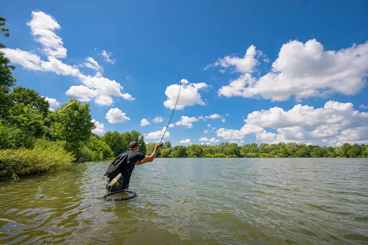 Achraf befischt die Kante in seinem Baggersee parallel zum Ufer. Kanten gehören zu den heißesten Spots für Zander im Stillwasser! 