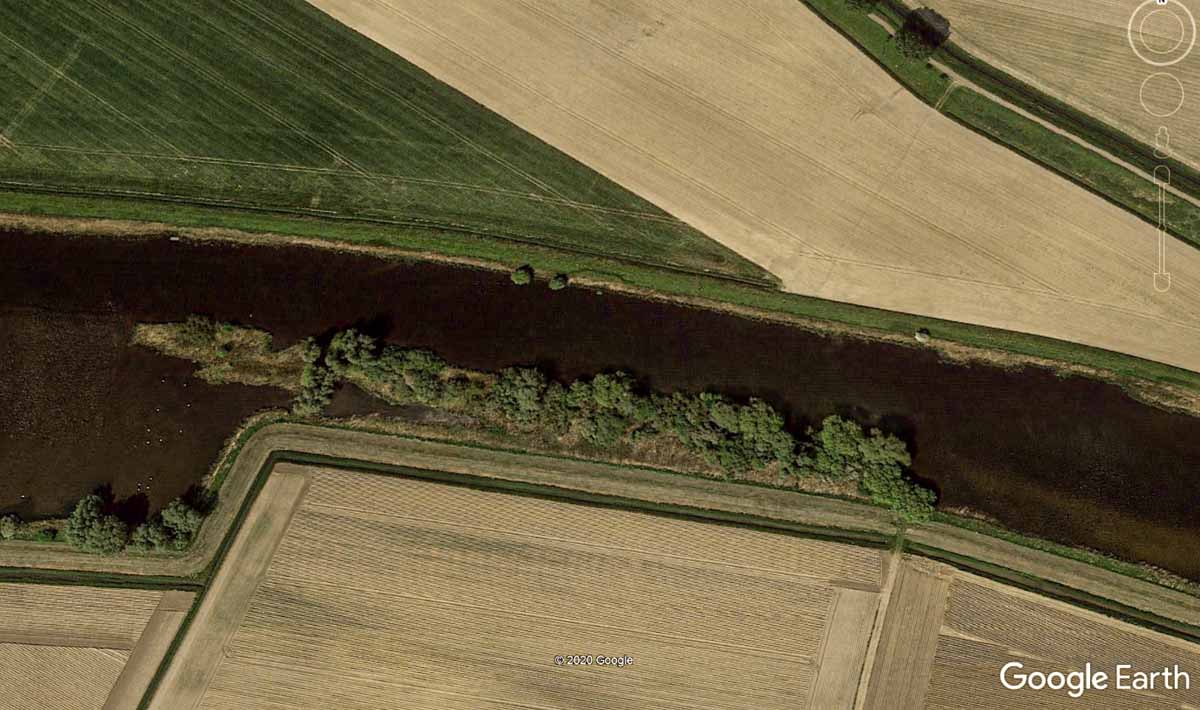 Langsam fließender Fluss mit überhängender Ufervegetation – perfekt für das Fliegenfischen auf Zander! Fischen Sie unbedingt in 2 bis 3 Metern Tiefe, denn dort liegen gern dicke Zander. Foto: Google Earth