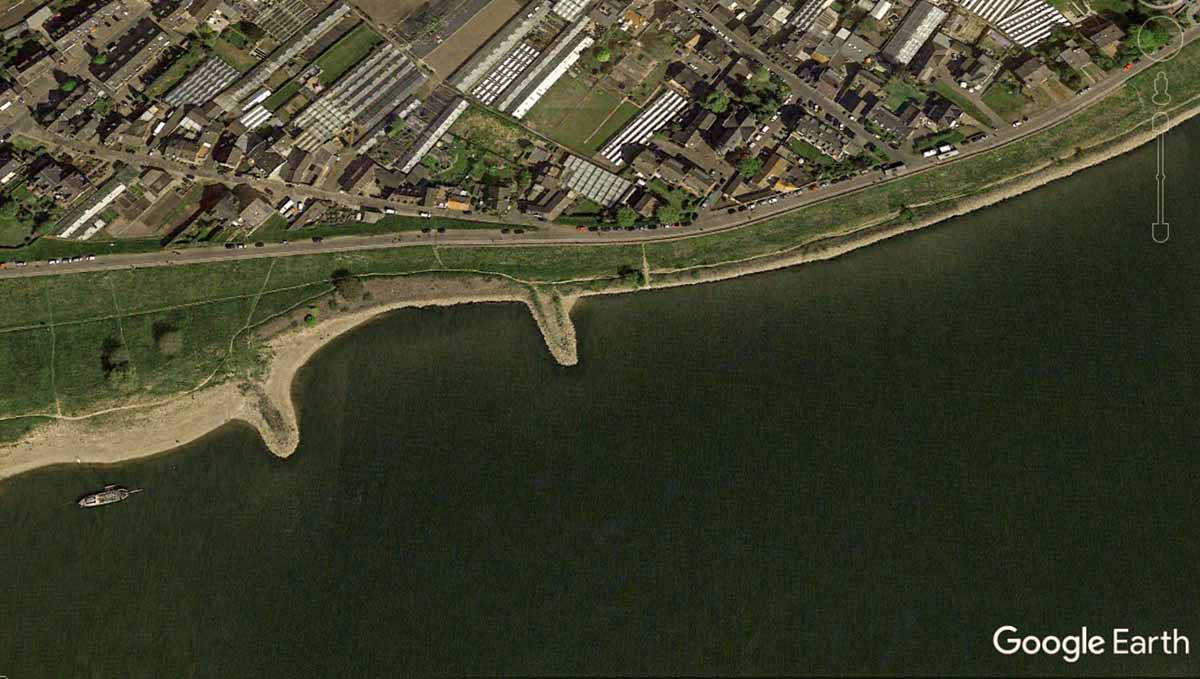 Ein Top-Angelplatz für das Fliegenfischen auf Zander: ein kleines Buhnenfeld. Rechts knallt die Strömung drauf und genau hier ist ein kleines Loch, wo tagsüber Zander ruhen. Foto: Google Earth