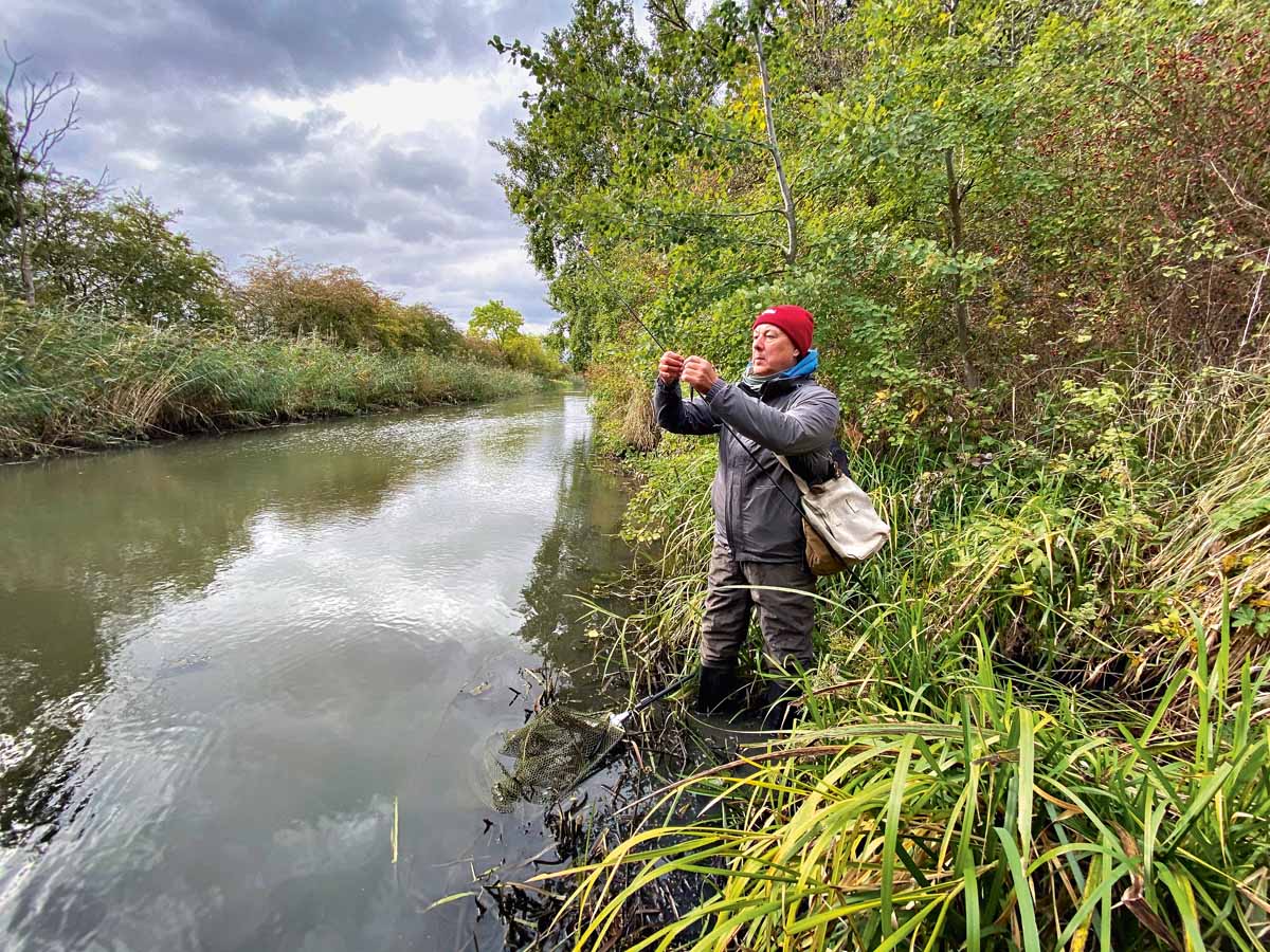 Am Wasser wird der Köderfisch nur noch eingehängt - und das Angeln kann beginnen.