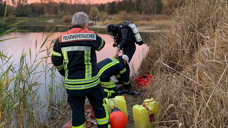 Taucher der Feuerwehr mussten bei der Bergung des Autos aus dem Forellensee helfen. Foto: Freiwillige Feuerwehr Burgdorf