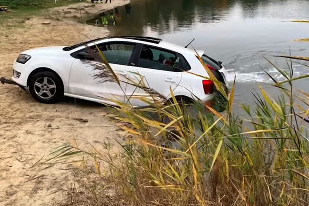 Der Angler hatte vermutlich vergessen, die Handbremse anzuziehen: So landete sein Auto im Forellensee. Foto: Freiwillige Feuerwehr Burgdorf