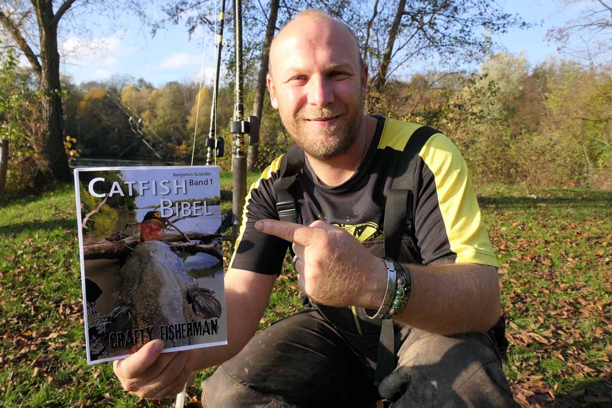 Im ersten Band der „Catfish Bibel“ liefert Black-Cat-Teamer Benjamin Gründer ein starkes Handbuch fürs Welsangeln. Foto: Zebco Europe