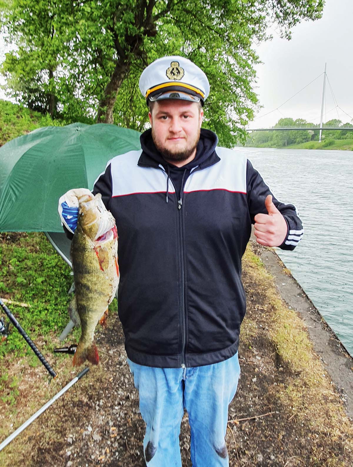 Der Rhein-Herne-Kanal bei Gelsenkirchen war Tatort des Barschfangs von Tim Meulenberg. Der 51 Zentimeter lange Stachritter konnte einem Wurm vor der Spundwand nicht widerstehen. 