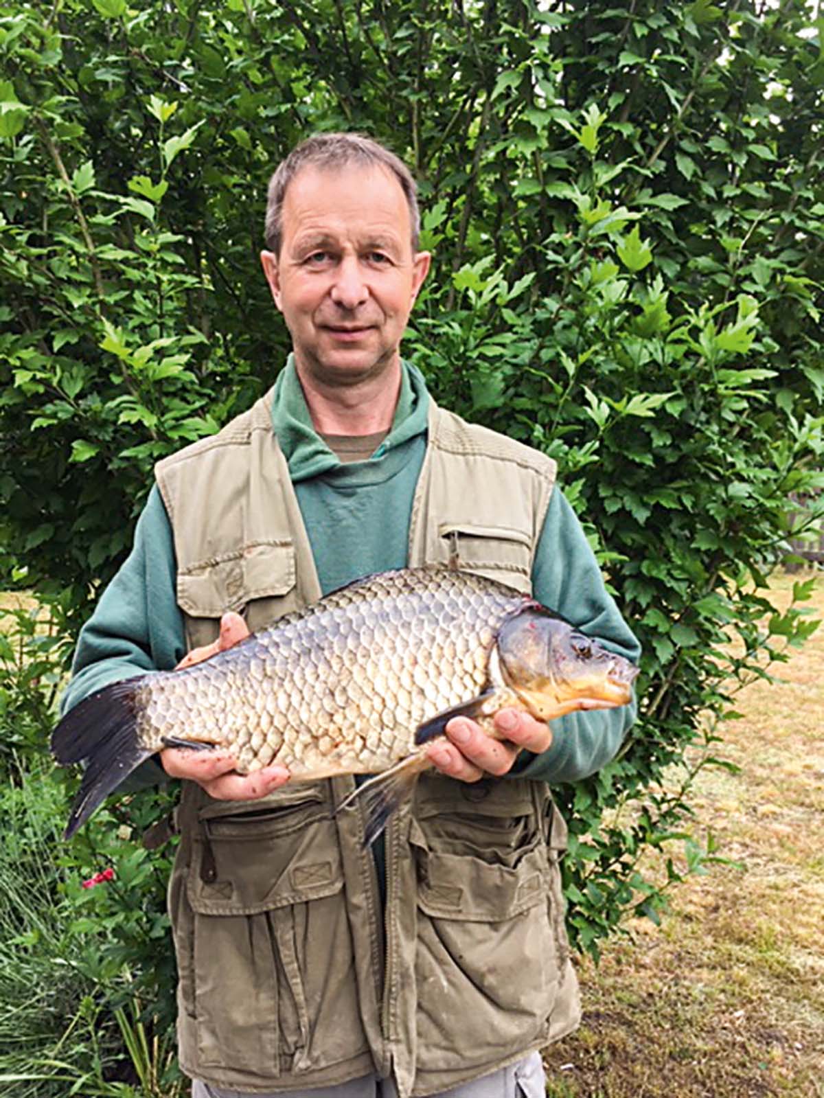 An einem Havel-Altarm angelte Ulrich Blümner mit der Posenangel und Mais auf Weißfische. Nach zwei Rotfedern ging dann der Tanz am 0,16er Vorfach ab. Dann konnte Ulrich eine 49 Zentimeter lange Karausche landen. 