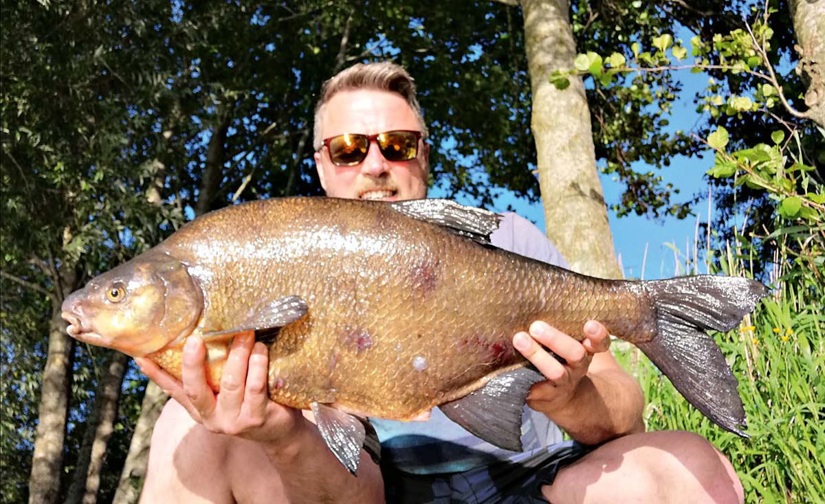 Einen 78 Zentimeter langen Brassen fing Tim Tschorn in einem See bei Tannhausen. Der 12 Pfund schwere Klodeckel nahm eine Tigernuss, die eigentlich einem Karpfen zugedacht war. 