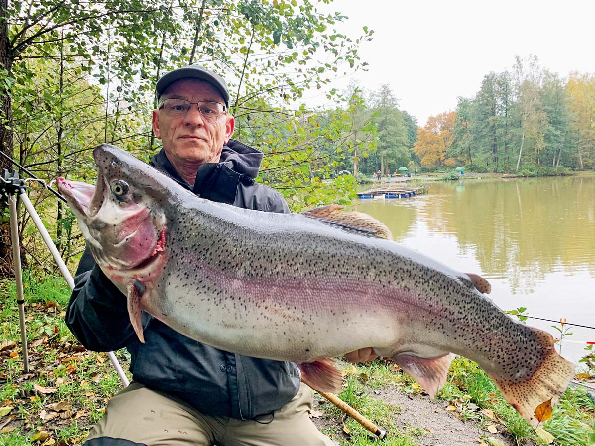 91 Zentimeter lang und 24 Pfund 300 Gramm schwer, das war die Regenbogenforelle von Dirk Baron. Gefangen wurde der Fisch im Angelparadies Burgdorf auf Bienenmaden. 