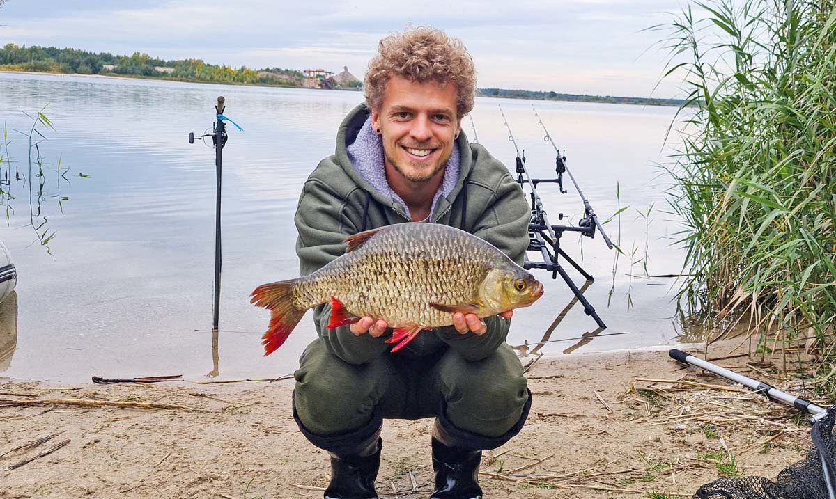 Eigentlich wollte Florian Günther in der Kiesgrube Eilenburg Karpfen fangen. Dann nahm ein großer Fisch seine Boilie, der sich als Rekord-Rotfeder von 45 Zentimeter Länge entpuppte. Gewicht: 3 Pfund 100 Gramm.