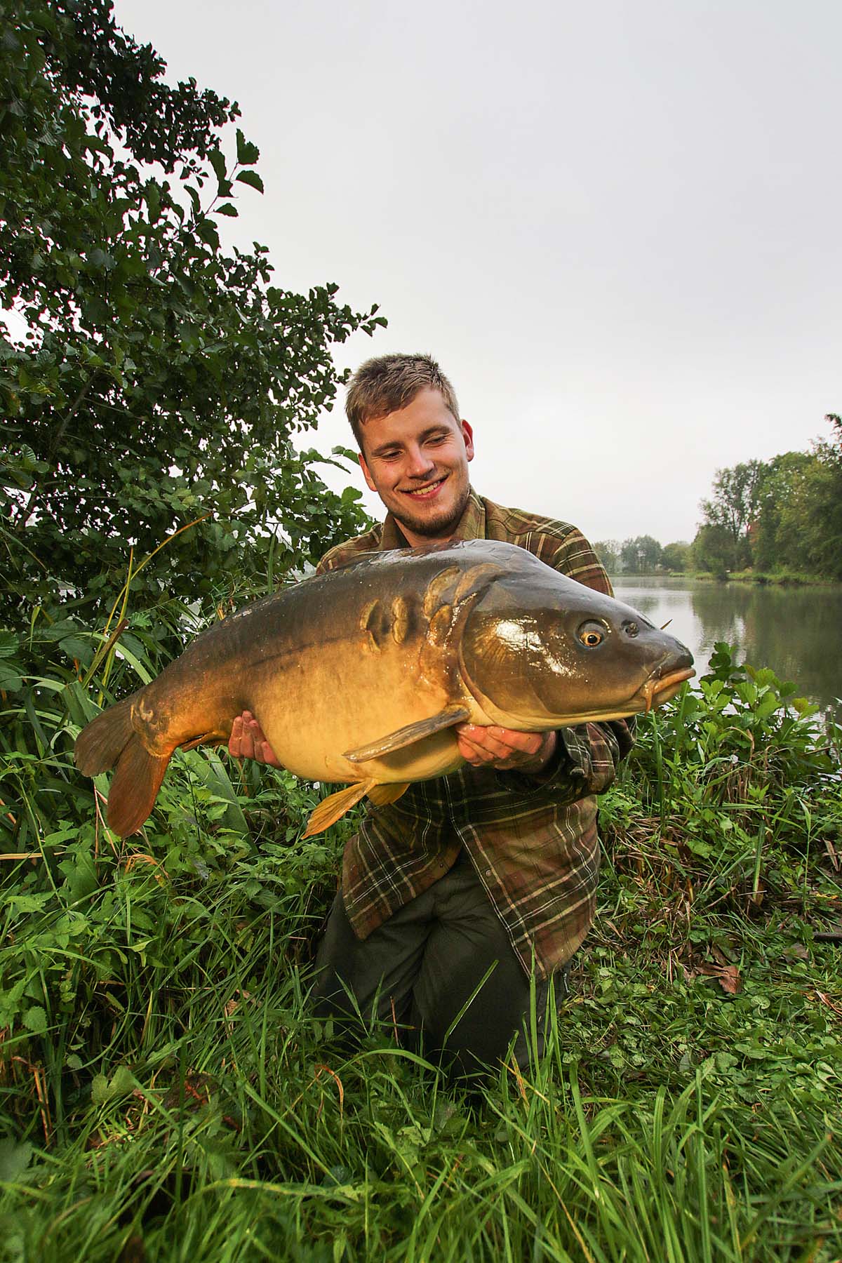 Die Freude über den ersten Fisch am unbekannten ­Gewässer ist größer als die über den zwanzigsten Vereins­teich-Karpfen.