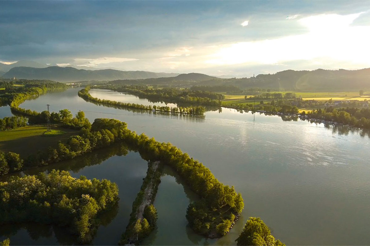 Der Völkermarkter Stausee staut die Drau. Hier zu sehen: Sein Herzstück inklusive zwei der drei Naturschutzgebiete.