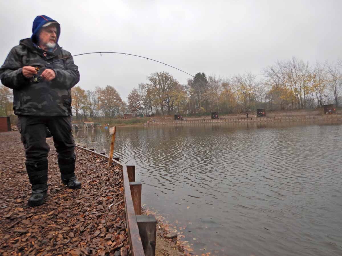 Und schon ist die Rute krumm. Beim Twitchen muss man keinen Anhieb setzen, der Fisch hakt sich meist selbst. Foto: F. Schlichting