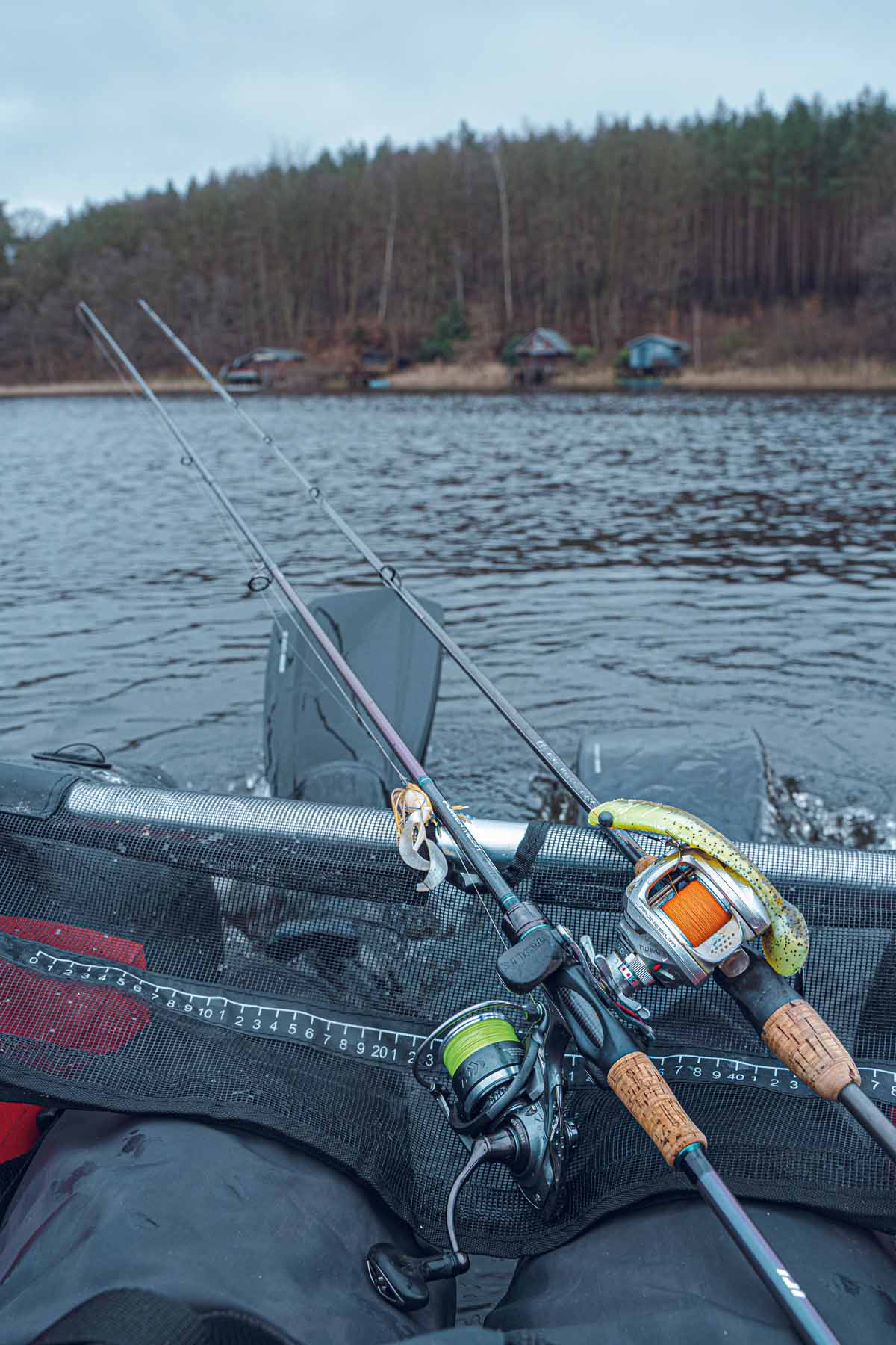 Florian benutzt sehr gern Baitcastruten vom Bellyboot, denn die Rolle liegt „oben auf“ und schlägt nicht ständig gegen das Boot oder die Wathose. Außerdem entfällt das Umklappen des Bügels, und man hat sofort Kontakt zum Köder. Trotzdem ist eine leichte Stationärrolle immer dabei. Denn damit lassen sich auch kleine Köder weit werfen, die auf der Baitcaster für nervige Perücken sorgen würden. Foto: F. Pippardt