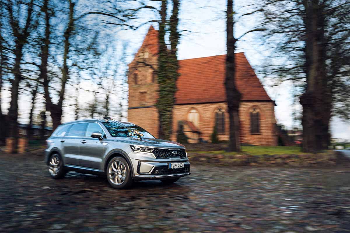 Der Weg auf der Suche nach dem perfekten Hecht-See führte immer wieder vorbei an alten Dorfkirchen. Und unser Auto zum Angeln, ein KIA Sorento, durfte immer wieder über Kopfsteinpflaster donnern! Selbst, wenn wir verraten hätten, wo wir waren – Sie hätten es mit Sicherheit nicht erkannt. Foto: F. Pippardt