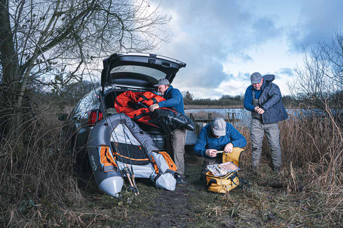 Nach einiger Suche und etlichen Wendemanöver entdeckten wir ein wunderschönes Gewässer! Auto zum Angeln nah am Wasser geparkt, Bellyboote aus dem Kofferraum geholt, drei Köder in die Box gepackt und schnell die Wathose angezogen – keine 10 Minuten später waren wir einsatzbereit. Foto: F. Pippardt