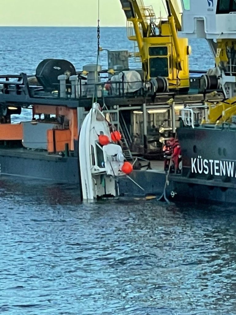 Da das gekenterte Boot noch nicht vollständig unter Wasser war, konnte das Fischereischutzschiff das Wrack noch sichern.