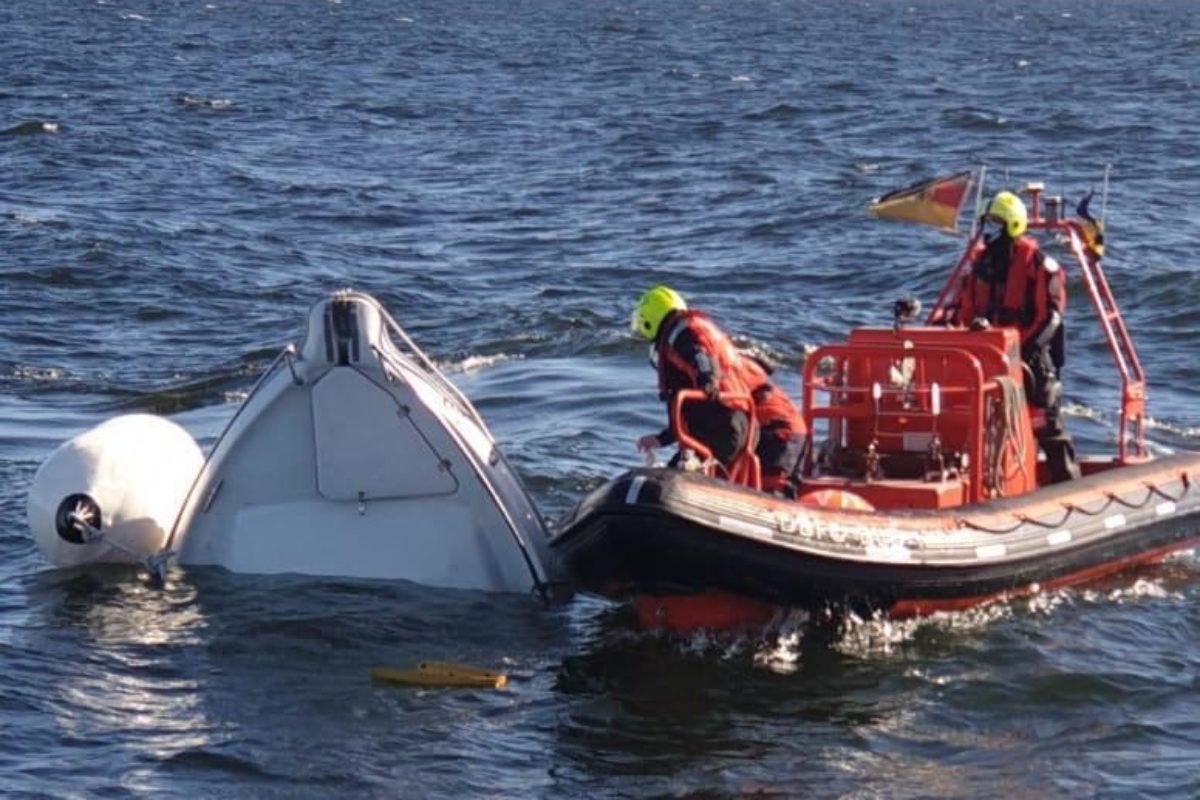 Rettungsaktion auf der Ostsee mit mehreren Schiffen und einem Helikopter. Zwei Angler erleiden Schiffbruch vor Rügen.