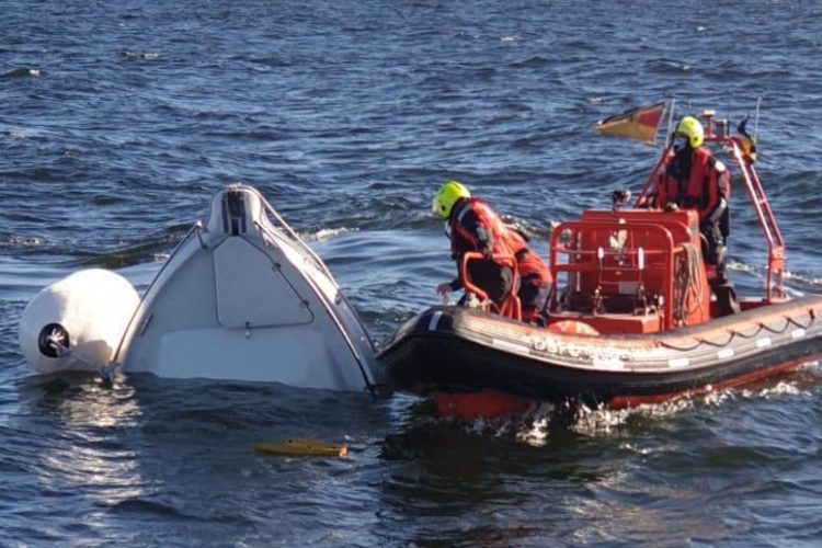 Rettungsaktion auf der Ostsee mit mehreren Schiffen und einem Helikopter. Zwei Angler erleiden Schiffbruch vor Rügen.