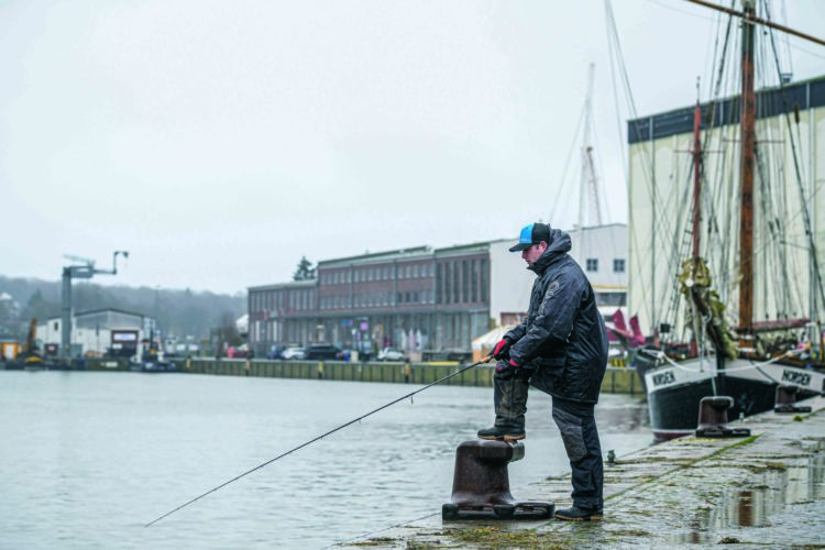 Nicht überall reicht die Fischereiabgabe aus! In manchen Abschnitten (oder Häfen) musst Du einen zusätzlichen Angelschein kaufen. So zum Beispiel für das Angeln im Hafen von Neustadt (Holstein). Foto: Waldemar Krause