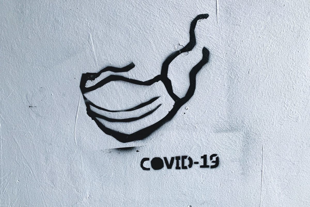 Ausgangssperre: Ein Graffiti an einer Häuserwand zeigt eine Maske und einen Schriftzug mit "Covid-19"