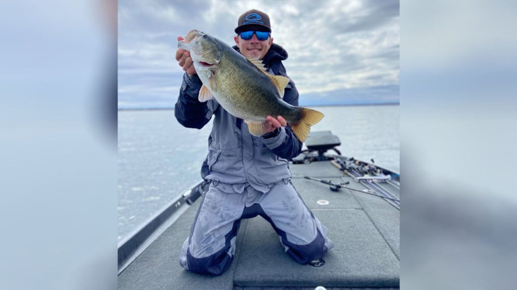 Bei dem gefangenen Hybridfisch handelt es sich um eine Kreuzung eines Forellenbarsches (Largemouth bass) und eines Schwarzbarsches (Smallmouth bass).