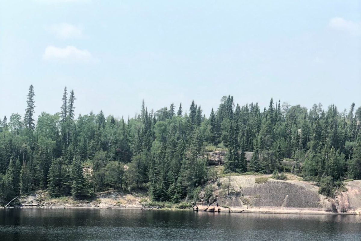 Zwei Angler auf einem Kanu in einem Naturpark in Manitoba.