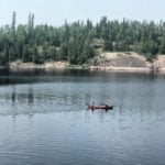 Zwei Angler auf einem Kanu in einem Naturpark in Manitoba.