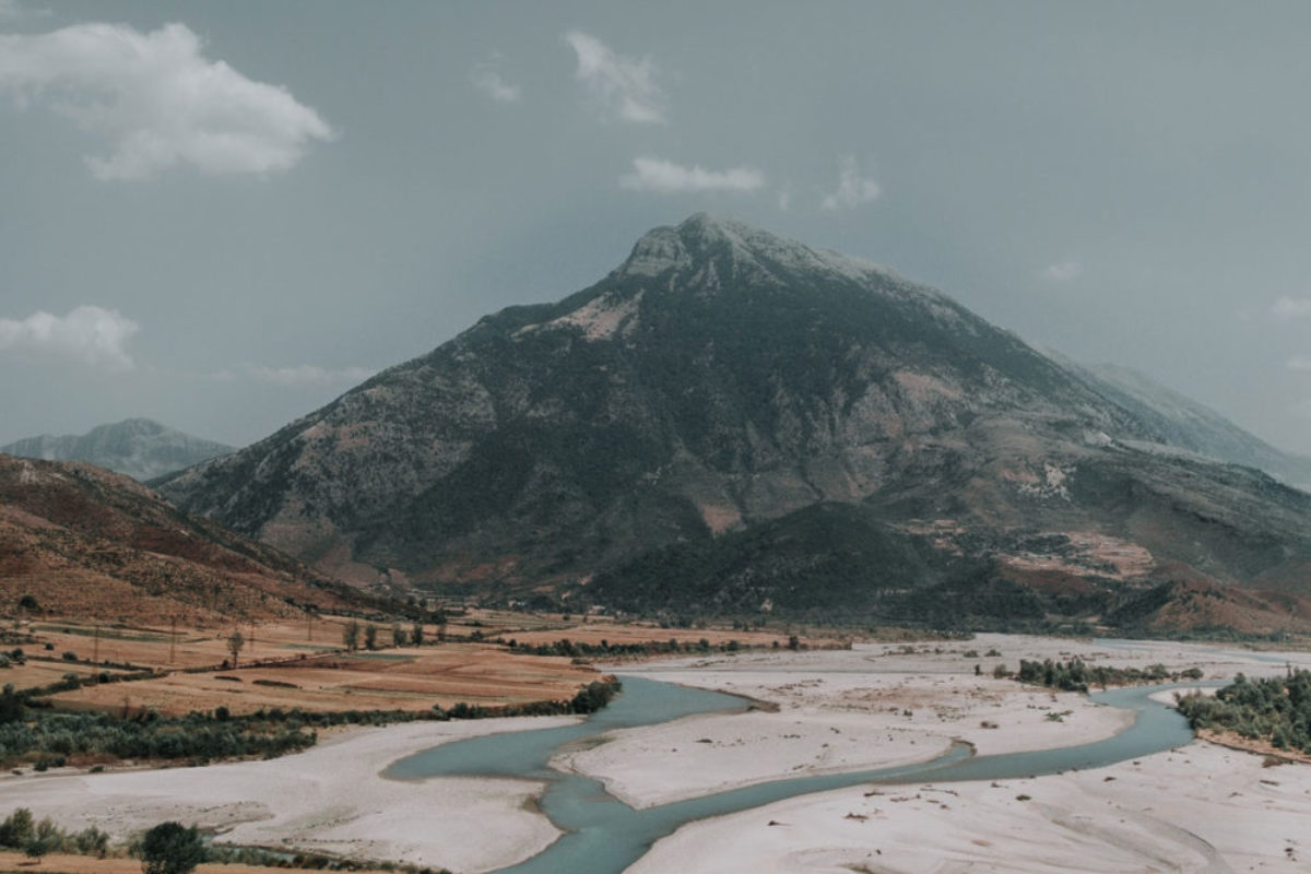 Die Vjosa im Süden Albaniens. Der Fluss soll demnächst durch Wasserkraftwerke verbaut werden – Umweltschützer wie Leonardo DiCaprio setzen sich dagegen ein. Foto: Unsplash / Jay Basha