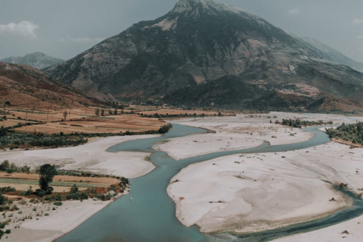 Die Vjosa im Süden Albaniens. Der Fluss soll demnächst durch Wasserkraftwerke verbaut werden – Umweltschützer wie Leonardo DiCaprio setzen sich dagegen ein. Foto: Unsplash / Jay Basha