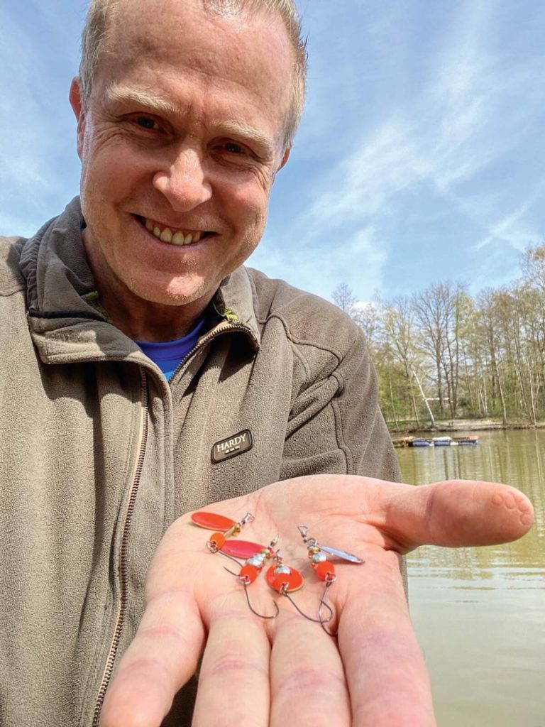 Angelsee-aktuell Chefredakteur Frank Schlichting mit den neuen Spinner von Iron Trout. 60 ausgesuchte Leser dürfen sie nun „auf Blatt und Haken“ testen.