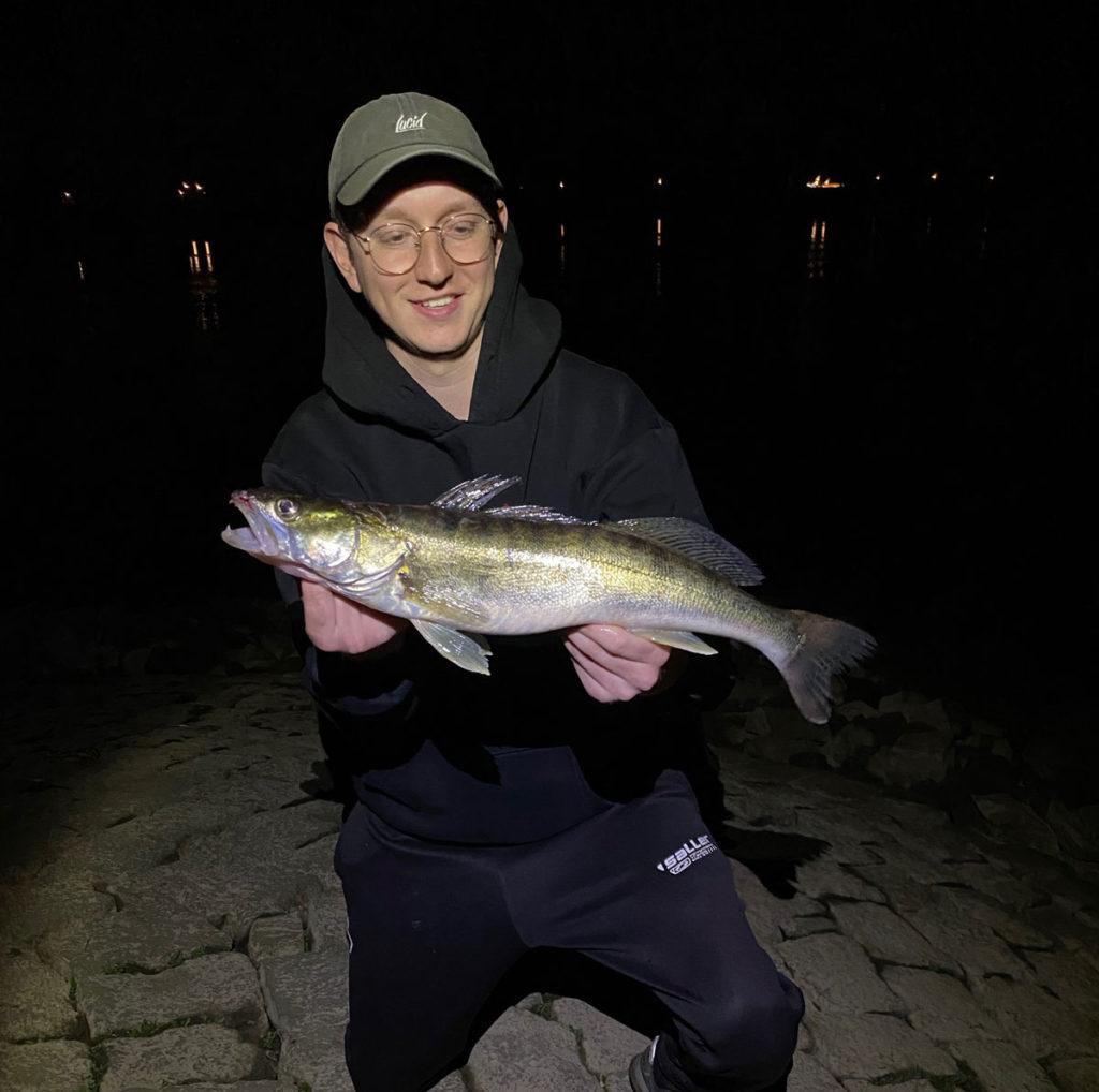 Nachts um 3 Uhr kam dann doch der ersehnte Einschlag auf einen Wobbler und der einzige Zander des Wochenendes kam aus dem Wasser.