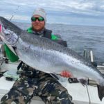 Mikael Zetterström vom Team Tunga Påslag mit dem 1,18 Meter langen Lachs. Es war der kapitalste Fisch des Nynäs Laxen. Foto: Rhino Fishing