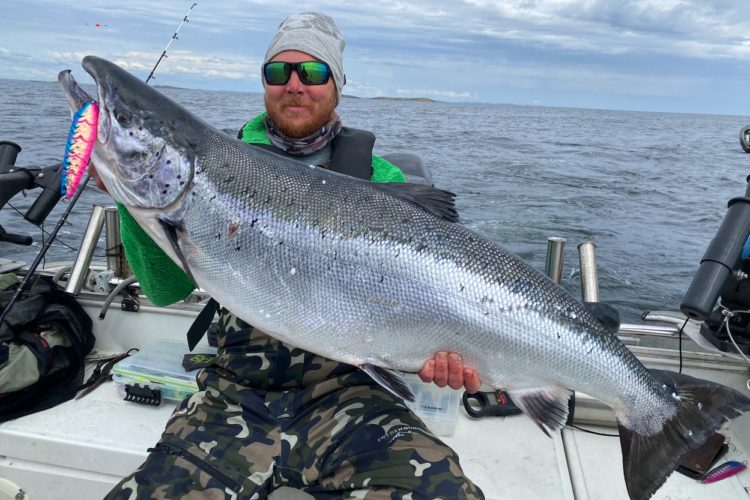 Mikael Zetterström vom Team Tunga Påslag mit dem 1,18 Meter langen Lachs. Es war der kapitalste Fisch des Nynäs Laxen. Foto: Rhino Fishing