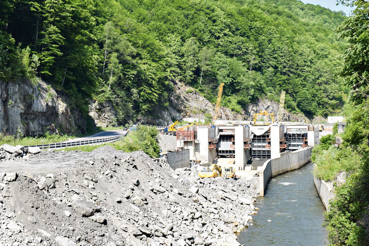 Durch den Nationalpark „Schlucht des Jiu-Flusses“ in Rumänien fließt einer der letzten unverbauten Flüsse der Südkarpaten. Das ändert sich nun: Im Nationalpark wird das Wasserkraftwerk Dumitra gebaut.