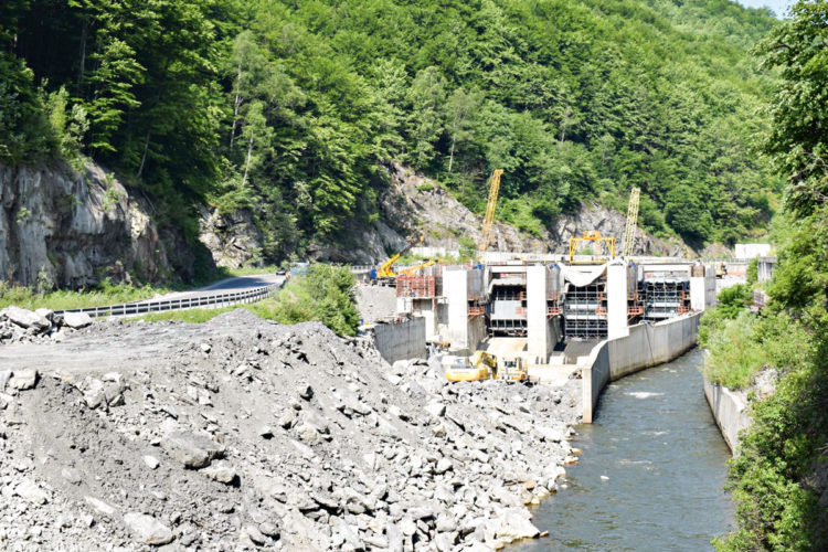 Durch den Nationalpark „Schlucht des Jiu-Flusses“ in Rumänien fließt einer der letzten unverbauten Flüsse der Südkarpaten. Das ändert sich nun: Im Nationalpark wird das Wasserkraftwerk Dumitra gebaut.