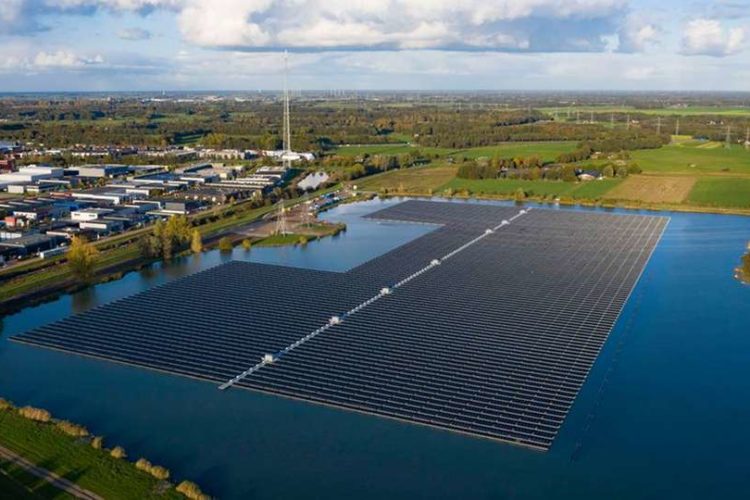 Einer der größten schwimmenden Solarparks befindet sich im niederländischen Sekdoorn. Foto: BayWa re