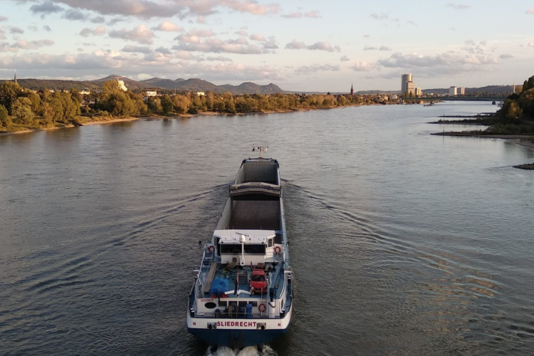 Ein Schiff fährt auf dem Rhein.