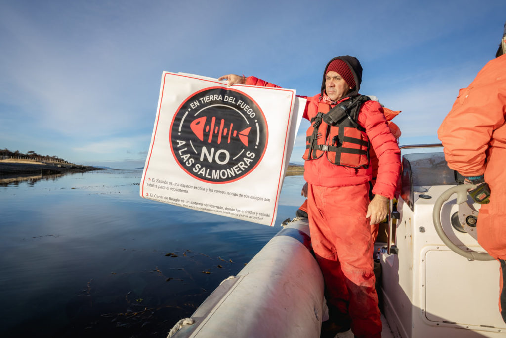 „Nein zu Lachsfarmen!“ – auf Feuerland ist passiert, was in Schottland oder Norwegen bisher undenkbar war: Umweltschützer haben sich gegen die Industrie durchgesetzt. Foto: Emprendia