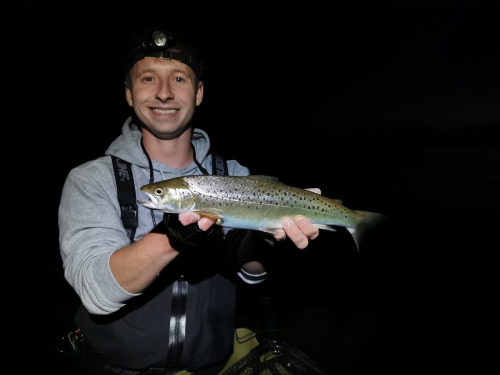 So ein Biss an der Oberfläche macht glücklich – man sieht es Florian an. Seine erste Nacht-Küstenforelle musste schnell fotografiert werden. Foto: J. Radtke